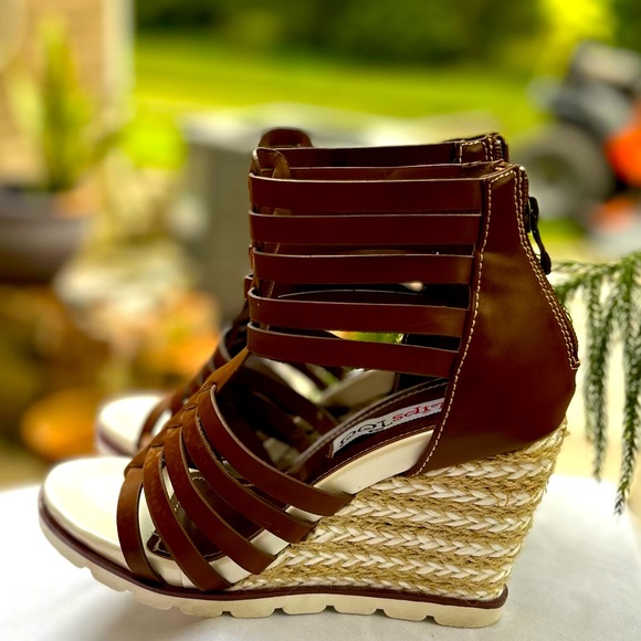 Size 7 , gladiator style,brown,Espiral Sandal - Picture 2 of 10